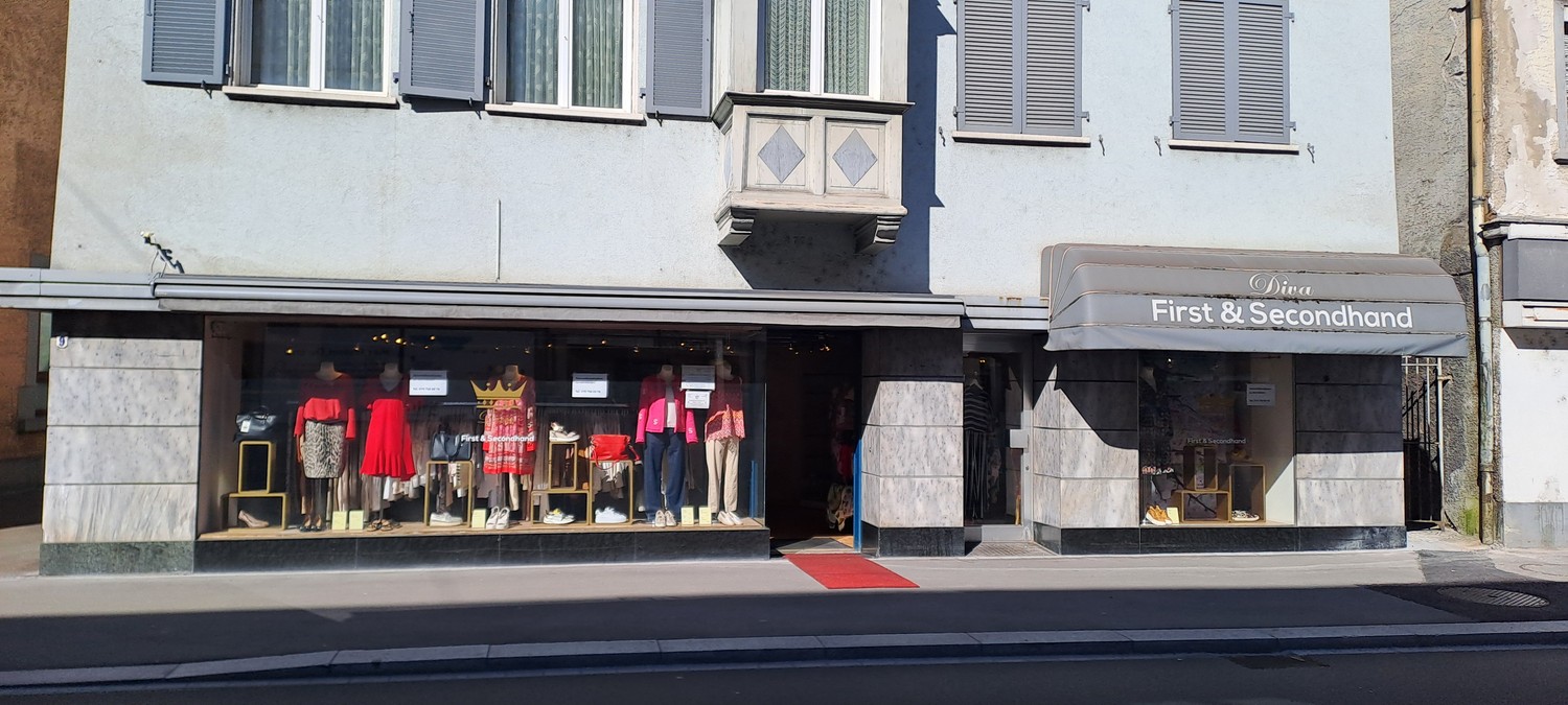 74m² shop