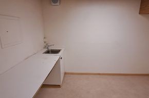 74m² shop