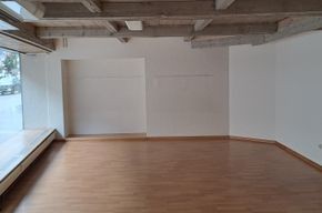 74m² shop