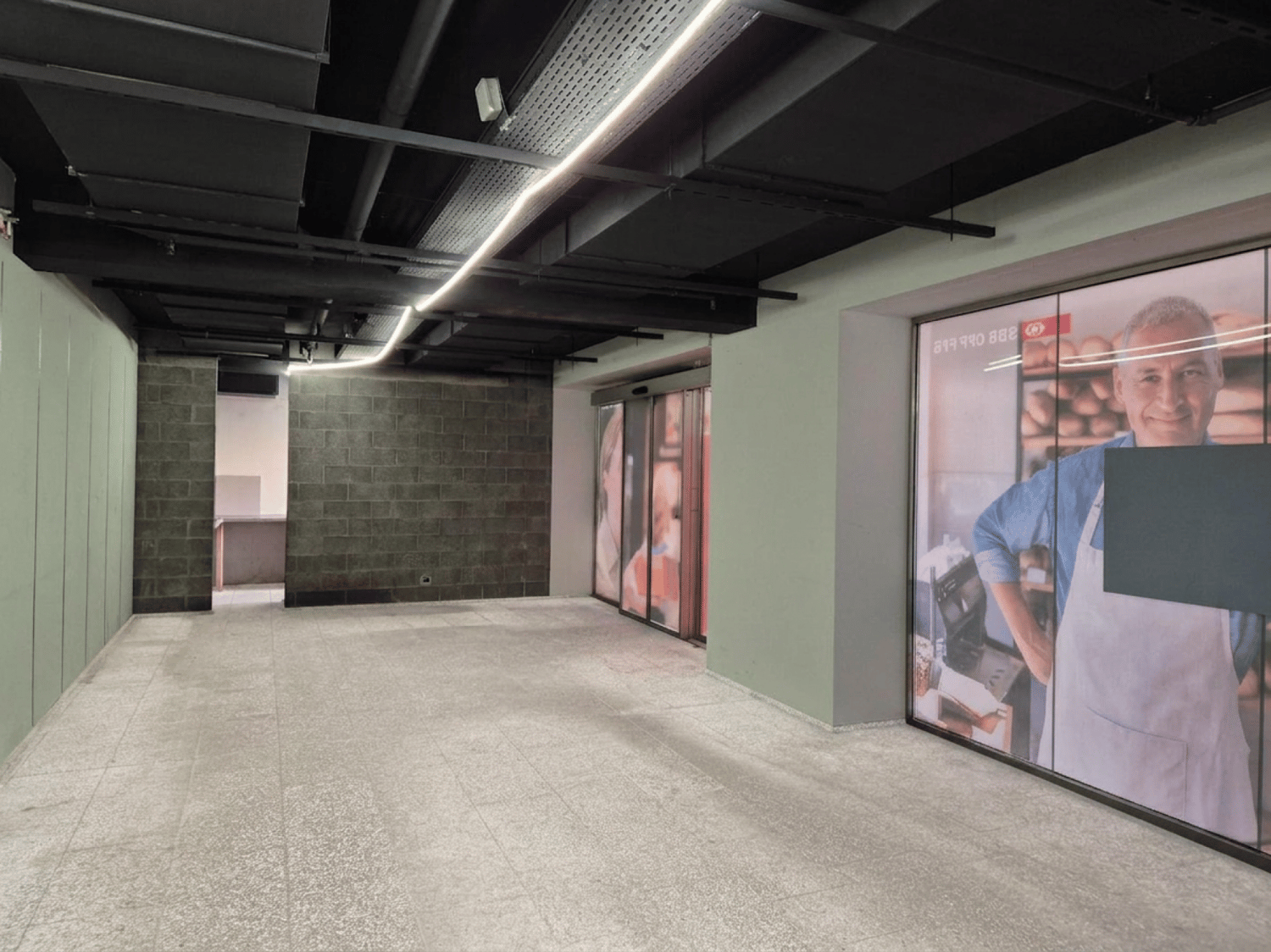 67m² shop, photo 2 of 4