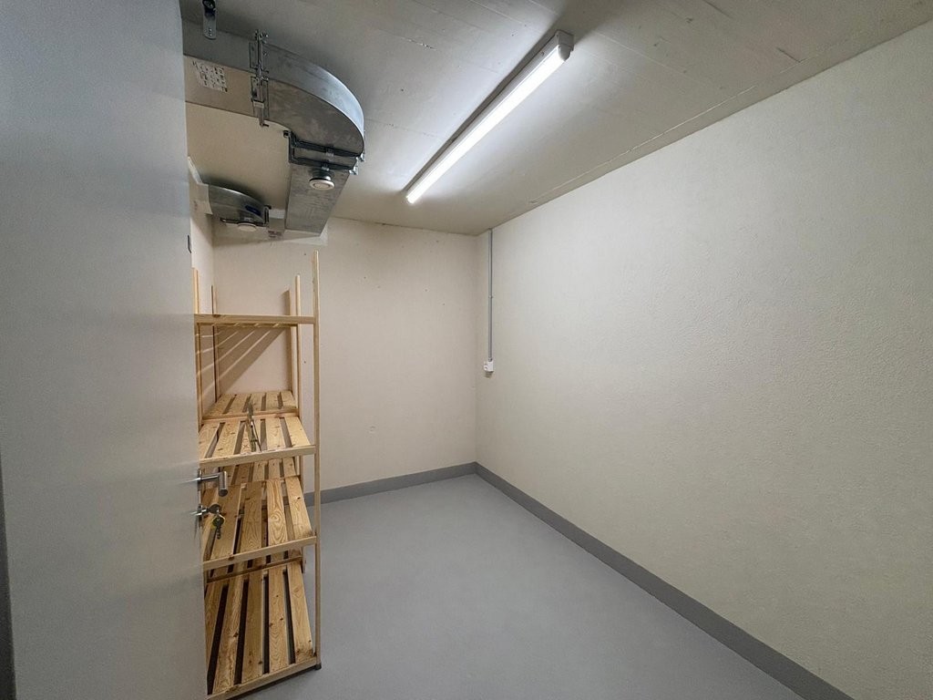 6m² storage room","description":"Craft room/storage room with an area of 6 m2 for rent.

**Rent:** CHF 200.00 per month

**Power connections:** one triple socket and one single socket available

Shelving is not included and will be removed.

Please get in touch if interested or if you have any quest