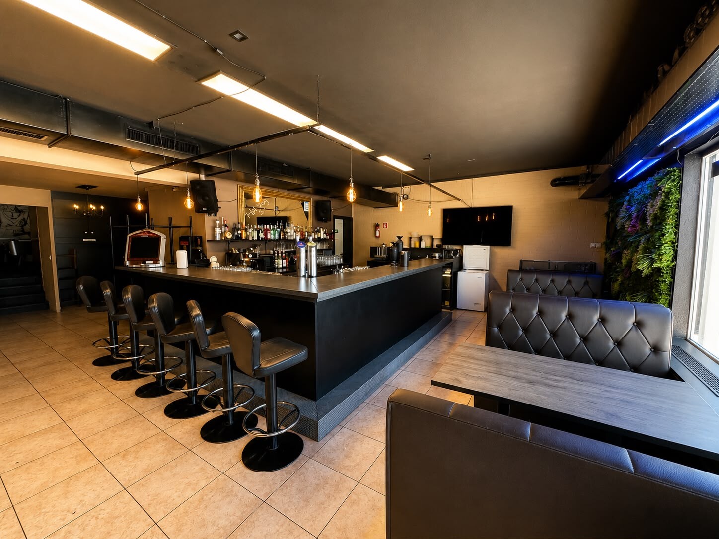 167m² bar