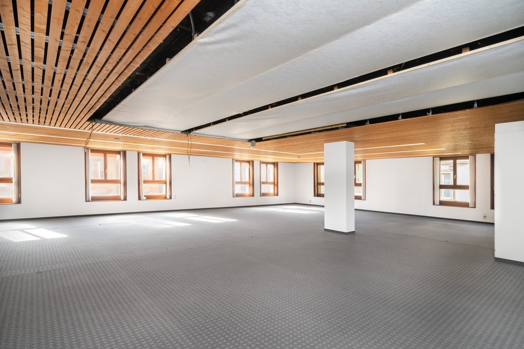 260m² office
