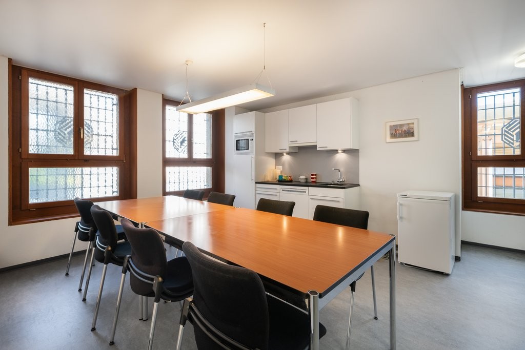 260m² office