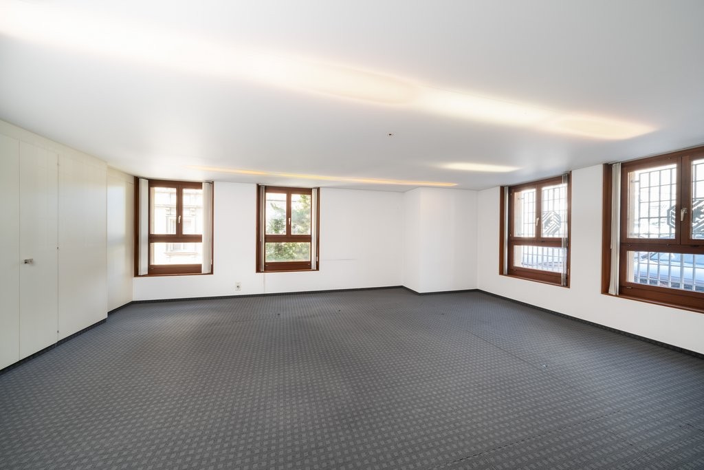 260m² office
