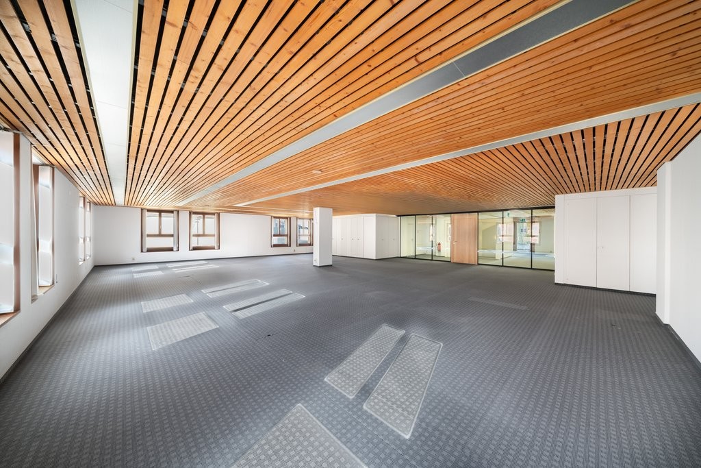 260m² office