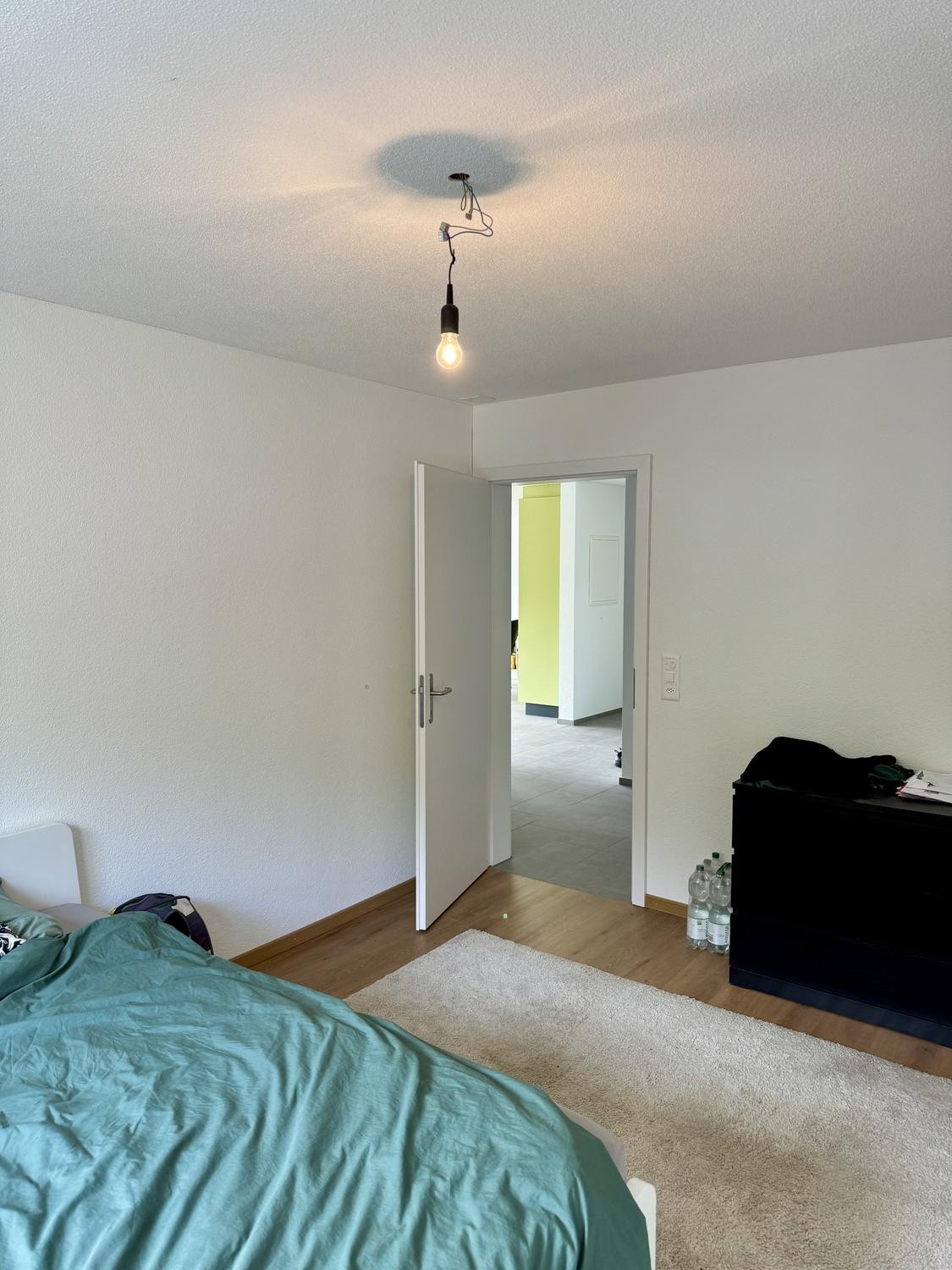 Chambre dans une colocation

À partir du **1\. novembre 2026** ou selon accord, je loue une chambre dans ma **colocation de 2 personnes** pour une **sous-location à durée indéterminée**. Je recherche une personne qui cherche un foyer **à long terme** et qui souhaite idéalement rester au moins 1 an o