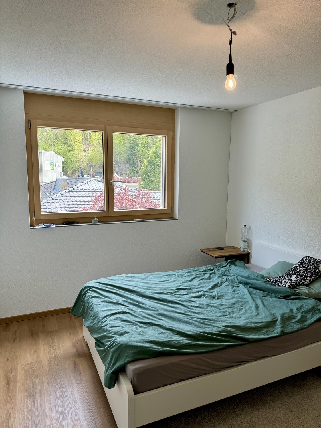 Chambre dans une colocation

À partir du **1\. novembre 2026** ou selon accord, je loue une chambre dans ma **colocation de 2 personnes** pour une **sous-location à durée indéterminée**. Je recherche une personne qui cherche un foyer **à long terme** et qui souhaite idéalement rester au moins 1 an o