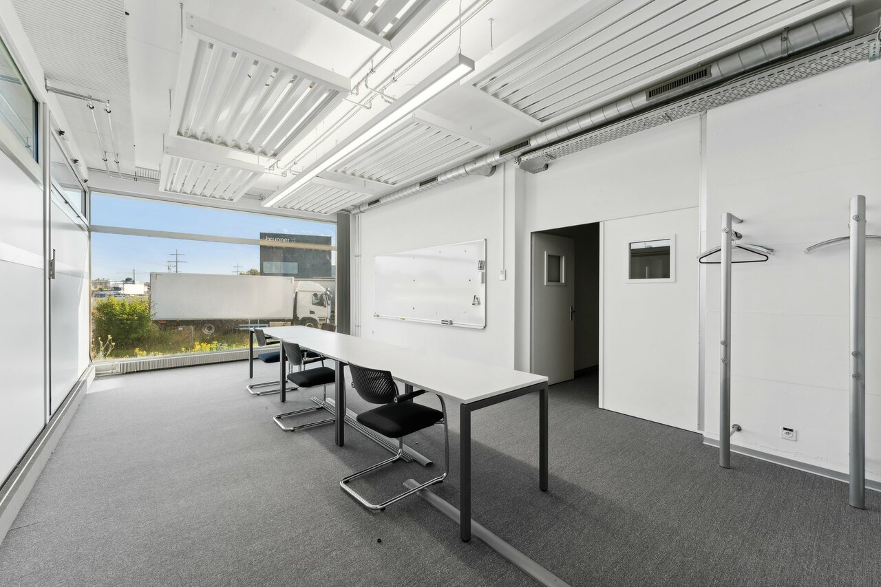 220m² office