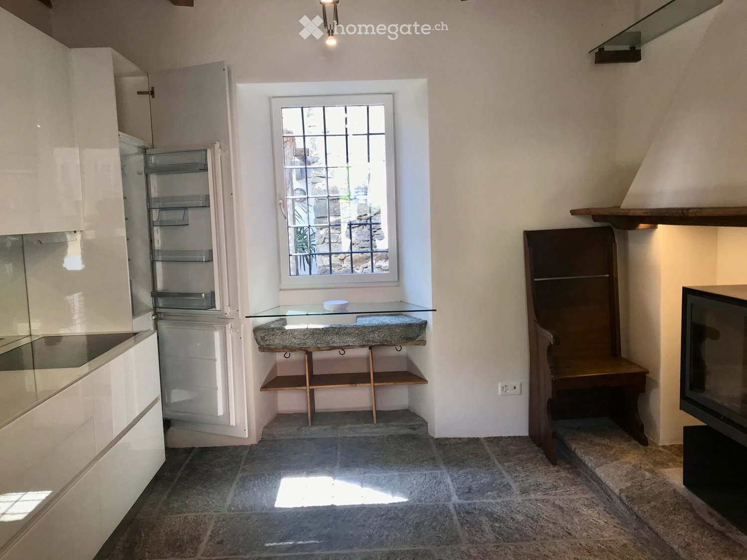4-Zimmer-Einfamilienhaus
{
"title": "4-Zimmer-Einfamilienhaus",
"description": "Tessiner Haus mit 4 Zimmern + Keller, Sauna und Waschküche. 3 WCs und 3 Duschen."
}, Foto 3 von 5