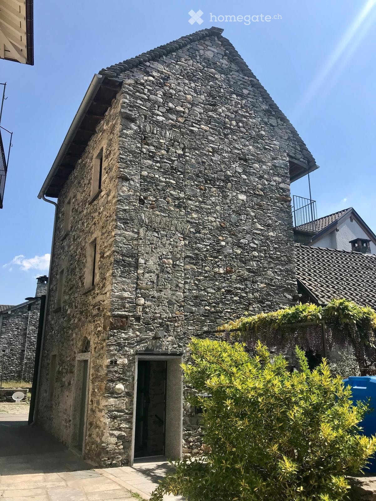 4-Zimmer-Einfamilienhaus
{
"title": "4-Zimmer-Einfamilienhaus",
"description": "Tessiner Haus mit 4 Zimmern + Keller, Sauna und Waschküche. 3 WCs und 3 Duschen."
}, Foto 1 von 5