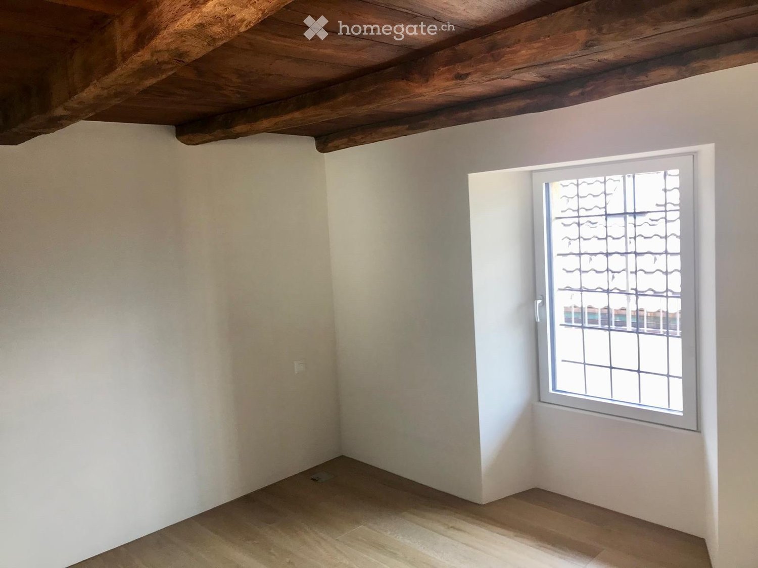 4-Zimmer-Einfamilienhaus
{
"title": "4-Zimmer-Einfamilienhaus",
"description": "Tessiner Haus mit 4 Zimmern + Keller, Sauna und Waschküche. 3 WCs und 3 Duschen."
}, Foto 4 von 5