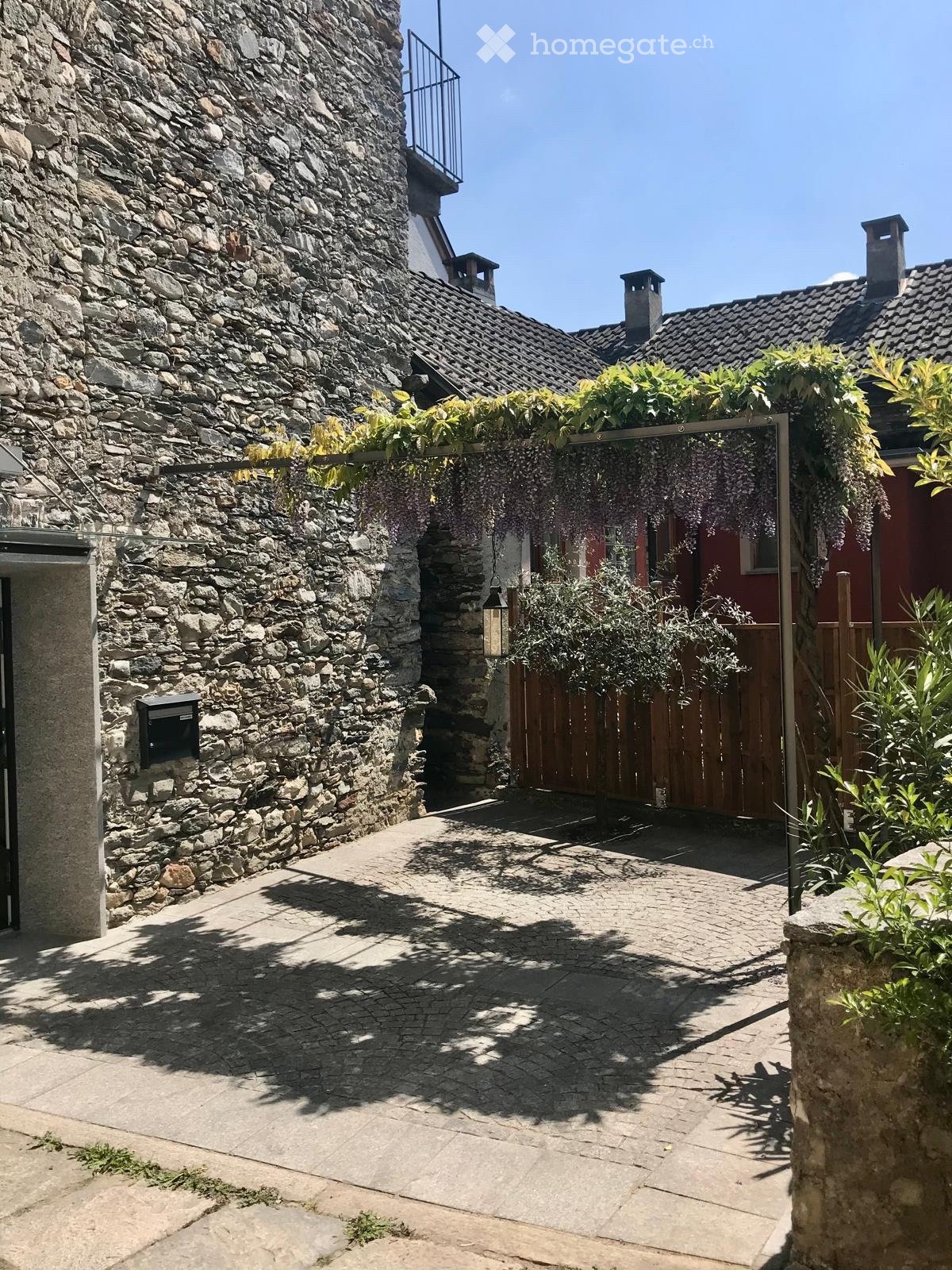 4-Zimmer-Einfamilienhaus
{
"title": "4-Zimmer-Einfamilienhaus",
"description": "Tessiner Haus mit 4 Zimmern + Keller, Sauna und Waschküche. 3 WCs und 3 Duschen."
}, Foto 2 von 5