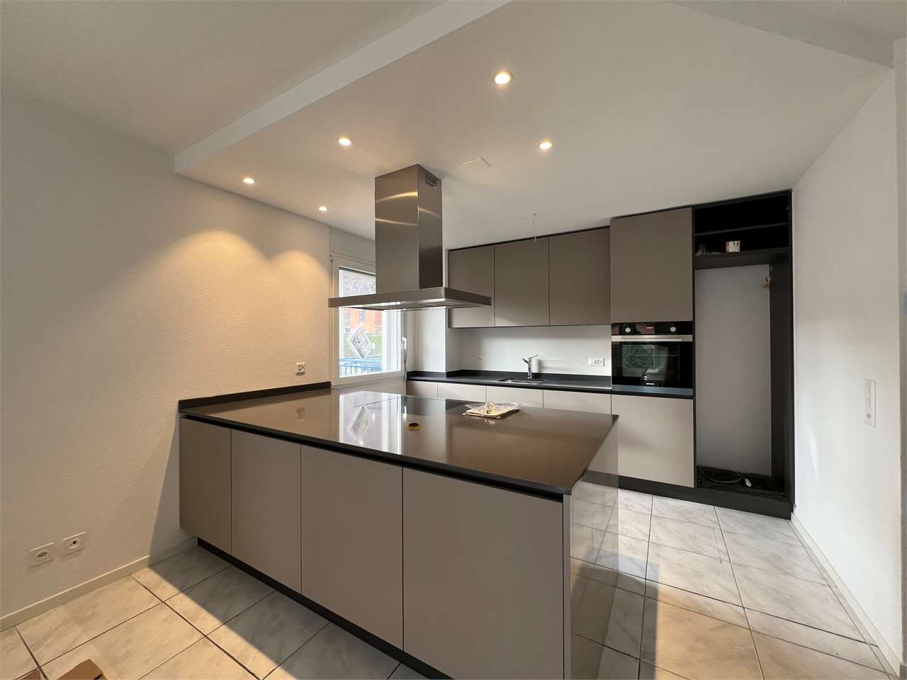 4 ½ Zimmer möblierte Wohnung, Foto 1 von 8