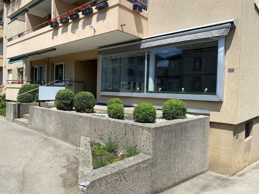 61m² shop