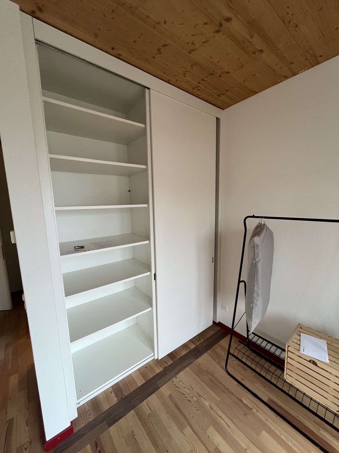 Zimmer in einer Wohngemeinschaft
Bitte aufmerksam lesen:
- Sie MÜSSEN als Student in der Schweiz gemeldet sein, um das Zimmer zu mieten
- Zimmer wird möbliert untervermietet mit 140cm Bett, kleinem Tisch, Stuhl und Spiegel
- Blick auf den Zugersee
- Möglichkeit, den Vertrag nach einigen Monaten zu, Foto 6 von 6