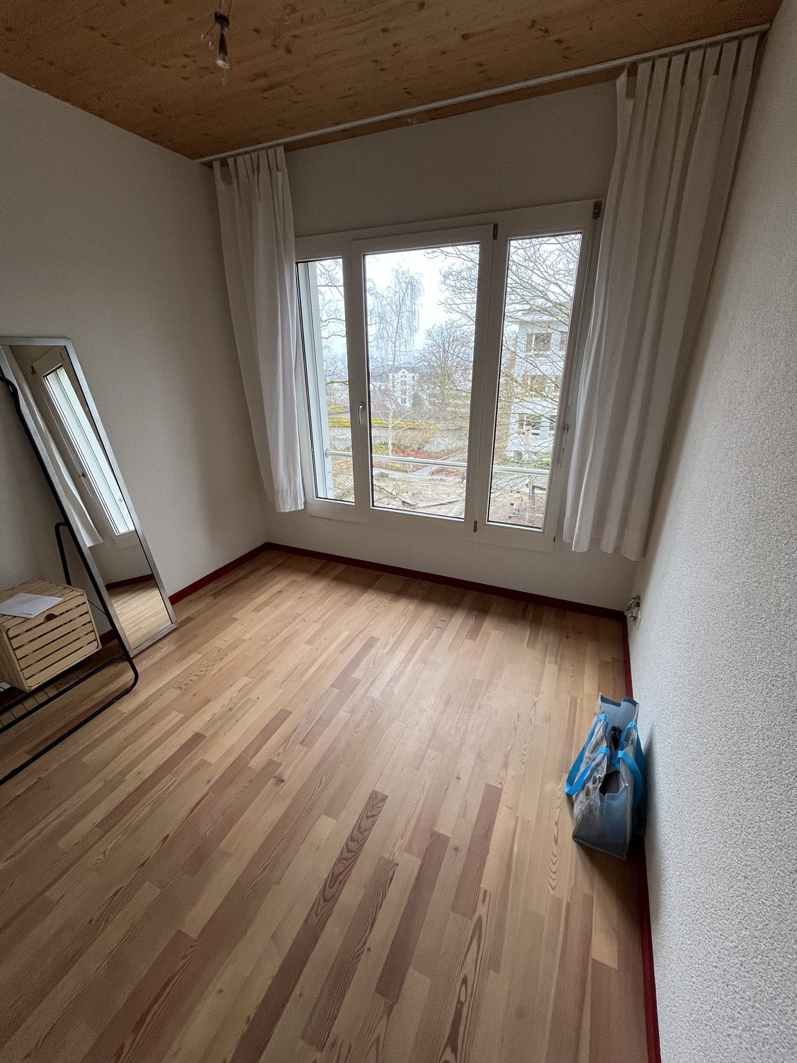 Zimmer in einer Wohngemeinschaft
Bitte aufmerksam lesen:
- Sie MÜSSEN als Student in der Schweiz gemeldet sein, um das Zimmer zu mieten
- Zimmer wird möbliert untervermietet mit 140cm Bett, kleinem Tisch, Stuhl und Spiegel
- Blick auf den Zugersee
- Möglichkeit, den Vertrag nach einigen Monaten zu, Foto 3 von 6