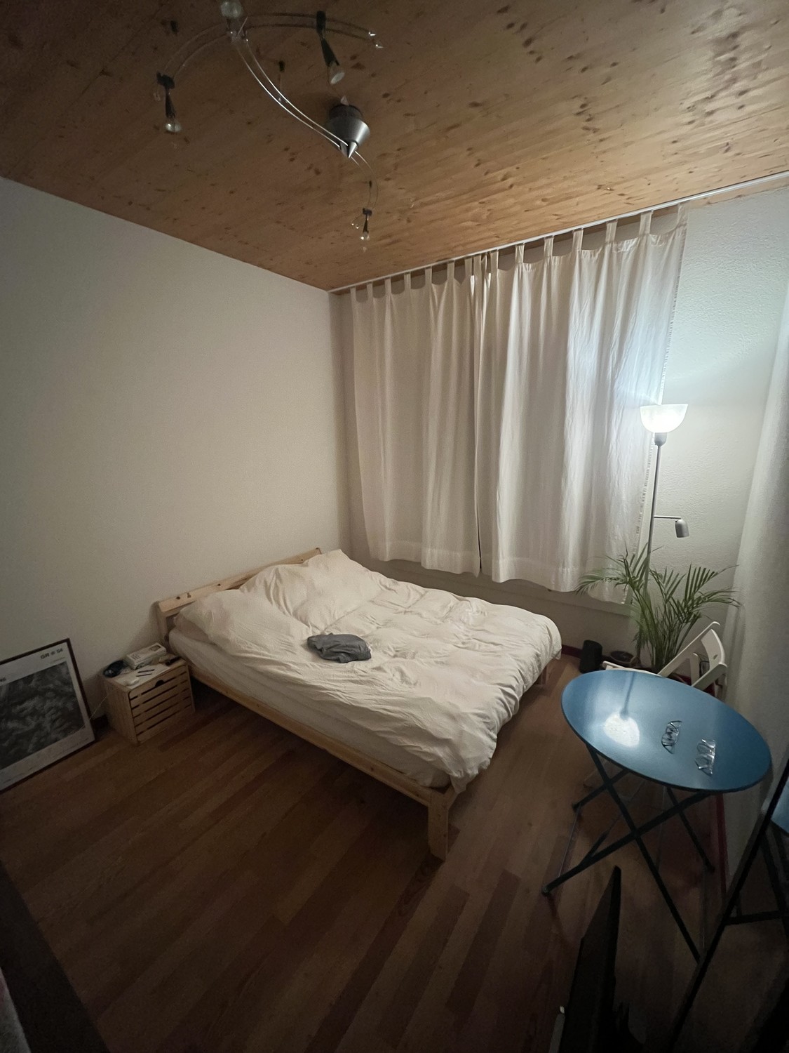 Zimmer in einer Wohngemeinschaft
Bitte aufmerksam lesen:
- Sie MÜSSEN als Student in der Schweiz gemeldet sein, um das Zimmer zu mieten
- Zimmer wird möbliert untervermietet mit 140cm Bett, kleinem Tisch, Stuhl und Spiegel
- Blick auf den Zugersee
- Möglichkeit, den Vertrag nach einigen Monaten zu, Foto 5 von 6