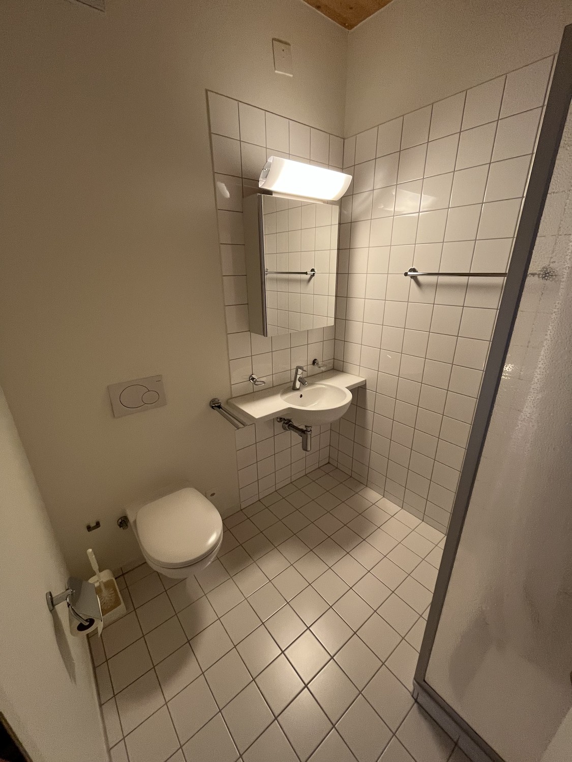 Zimmer in einer Wohngemeinschaft
Bitte aufmerksam lesen:
- Sie MÜSSEN als Student in der Schweiz gemeldet sein, um das Zimmer zu mieten
- Zimmer wird möbliert untervermietet mit 140cm Bett, kleinem Tisch, Stuhl und Spiegel
- Blick auf den Zugersee
- Möglichkeit, den Vertrag nach einigen Monaten zu, Foto 2 von 6