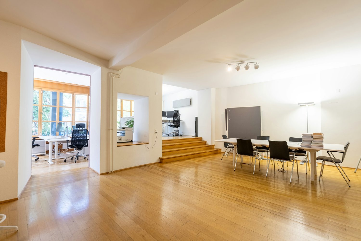 195m² office