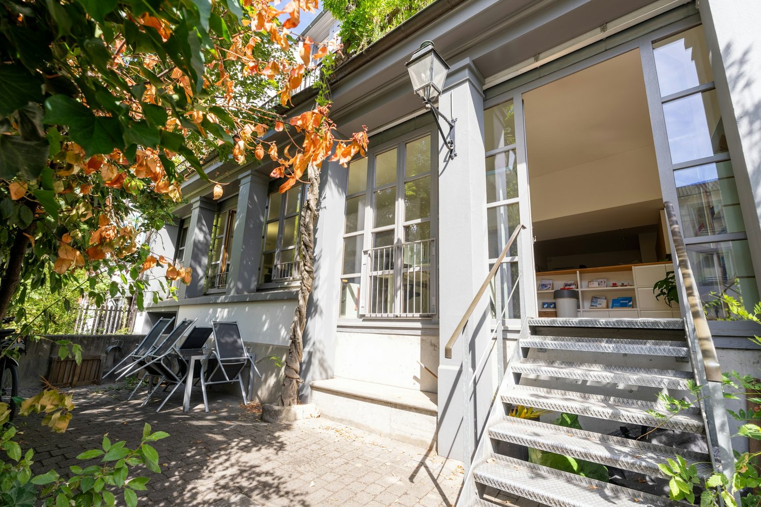 195m² office