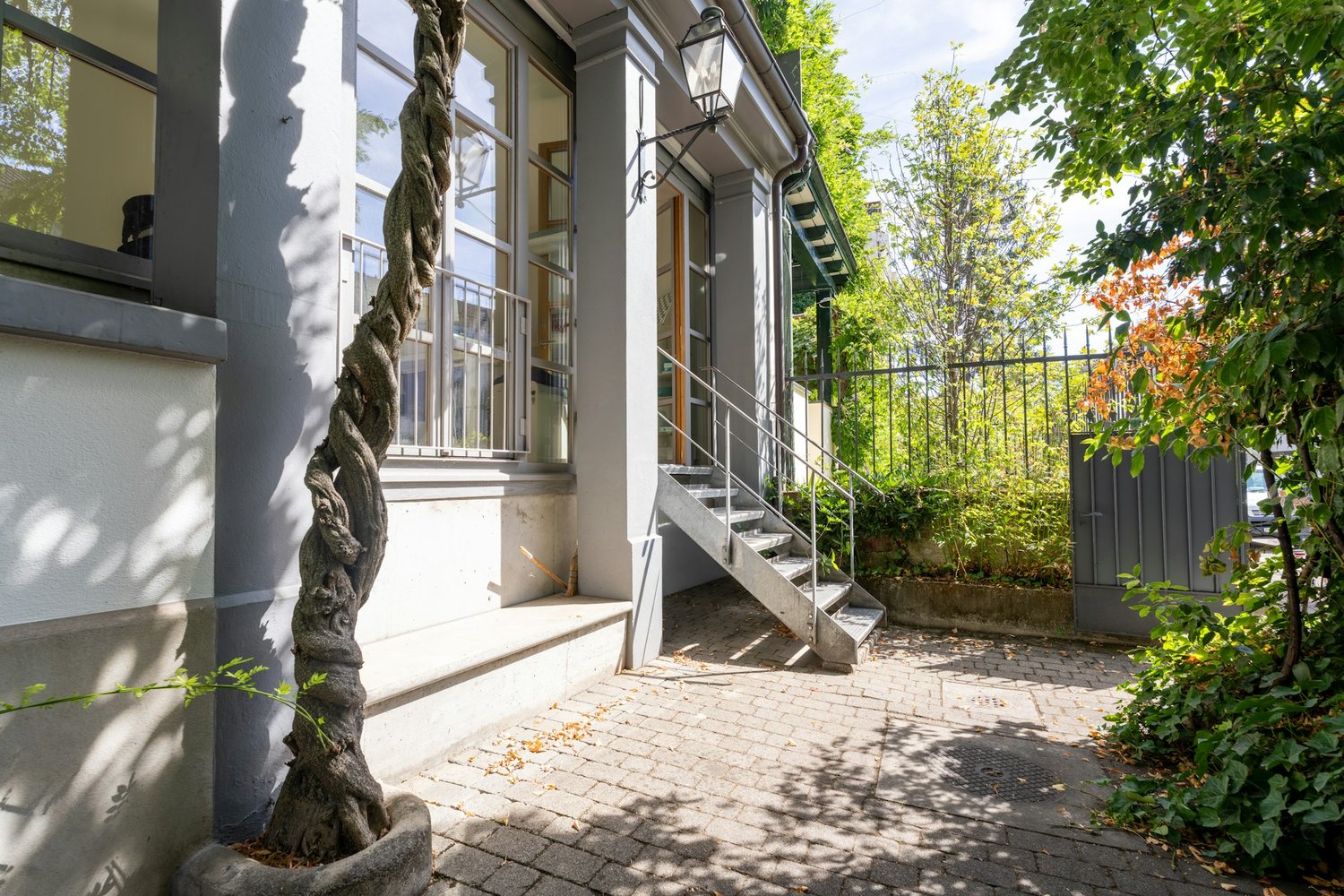 195m² office