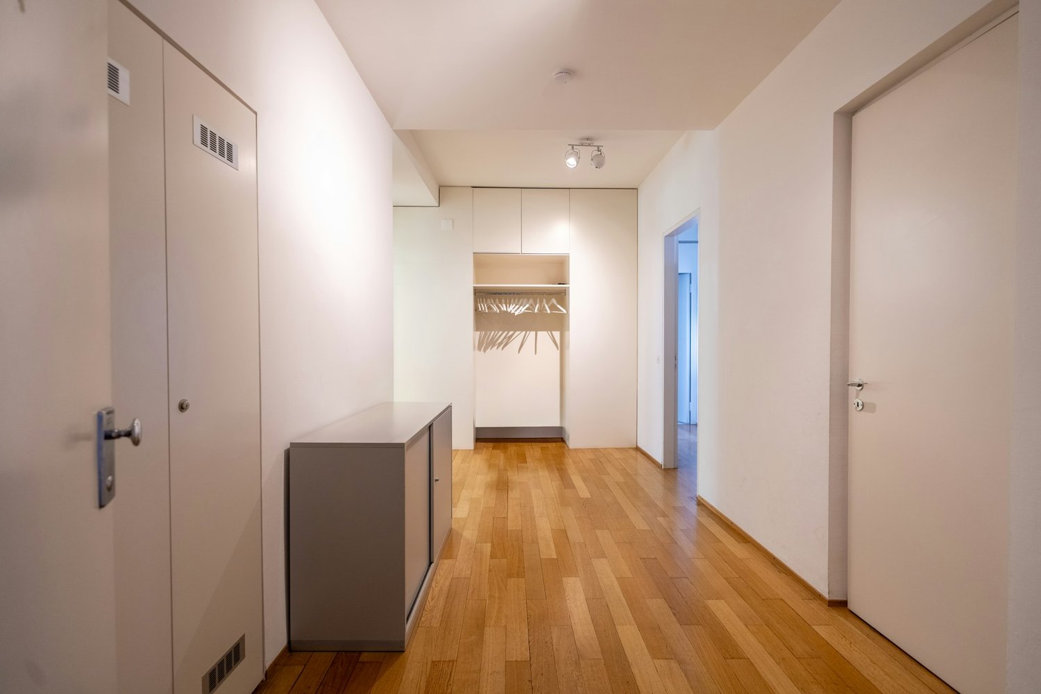 195m² office
