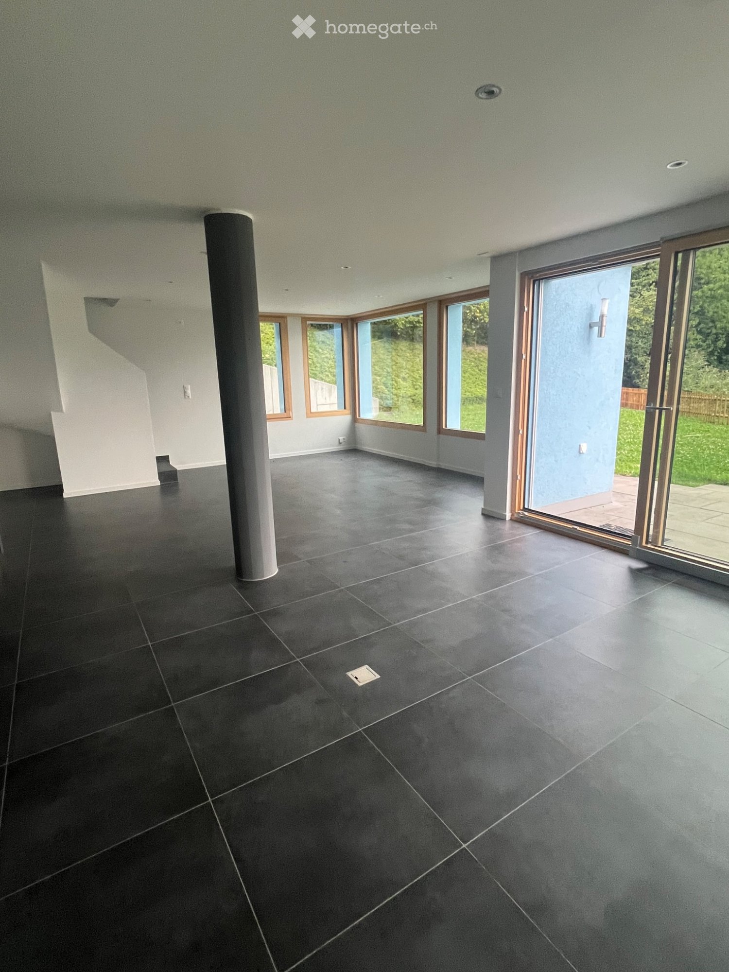 4-Zimmer-Einfamilienhaus
Zu vermieten in der Nähe des Stadtzentrums von Monthey und des Tunnels der Vallée, eine Villa als Einfamilienhaus.
Sie besteht aus:
3 Schlafzimmern, davon 1 Elternschlafzimmer.
3 Badezimmer mit Dusche oder Badewanne
1 voll ausgestattete Küche mit Backofen, Mikrowelle, Kochf, Foto 2 von 5