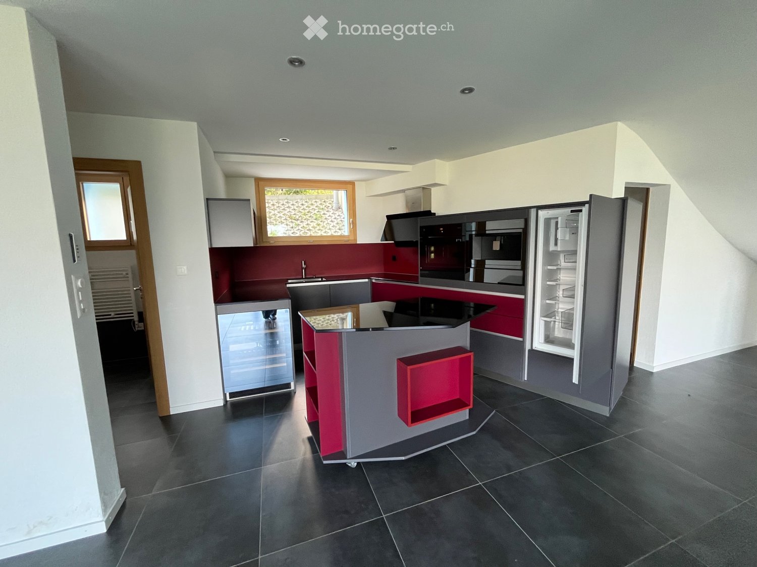 4-Zimmer-Einfamilienhaus
Zu vermieten in der Nähe des Stadtzentrums von Monthey und des Tunnels der Vallée, eine Villa als Einfamilienhaus.
Sie besteht aus:
3 Schlafzimmern, davon 1 Elternschlafzimmer.
3 Badezimmer mit Dusche oder Badewanne
1 voll ausgestattete Küche mit Backofen, Mikrowelle, Kochf, Foto 4 von 5