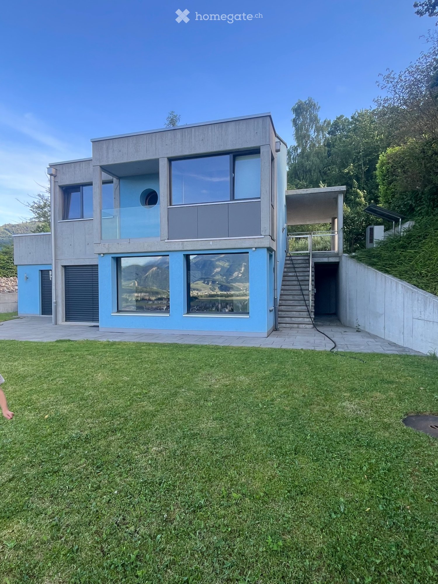 4-Zimmer-Einfamilienhaus
Zu vermieten in der Nähe des Stadtzentrums von Monthey und des Tunnels der Vallée, eine Villa als Einfamilienhaus.
Sie besteht aus:
3 Schlafzimmern, davon 1 Elternschlafzimmer.
3 Badezimmer mit Dusche oder Badewanne
1 voll ausgestattete Küche mit Backofen, Mikrowelle, Kochf, Foto 1 von 5