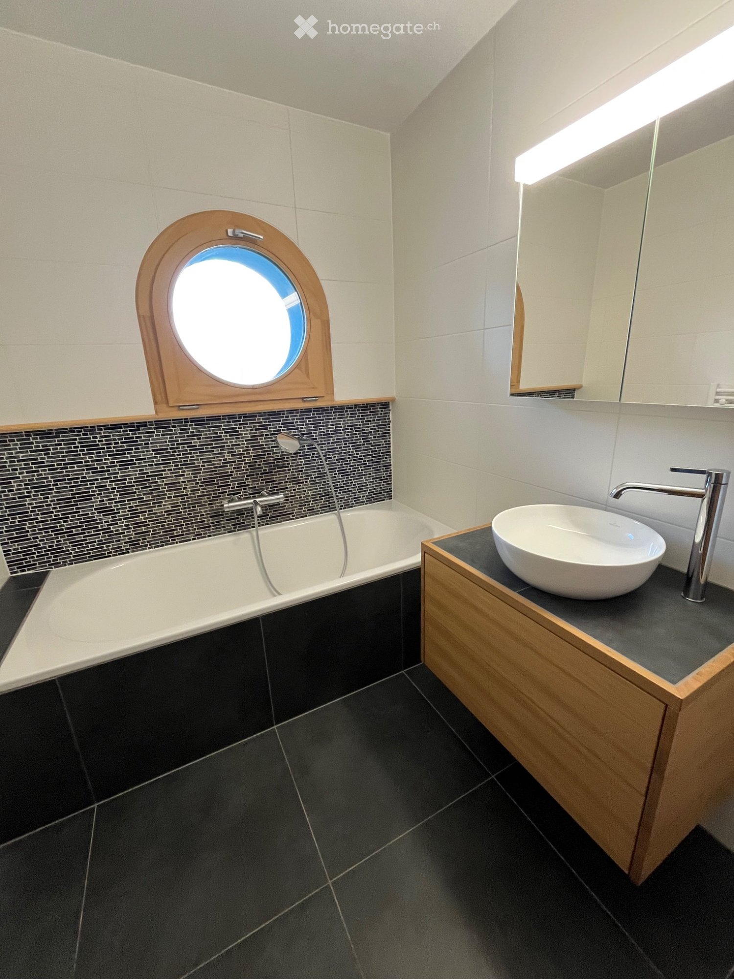 4-Zimmer-Einfamilienhaus
Zu vermieten in der Nähe des Stadtzentrums von Monthey und des Tunnels der Vallée, eine Villa als Einfamilienhaus.
Sie besteht aus:
3 Schlafzimmern, davon 1 Elternschlafzimmer.
3 Badezimmer mit Dusche oder Badewanne
1 voll ausgestattete Küche mit Backofen, Mikrowelle, Kochf, Foto 5 von 5