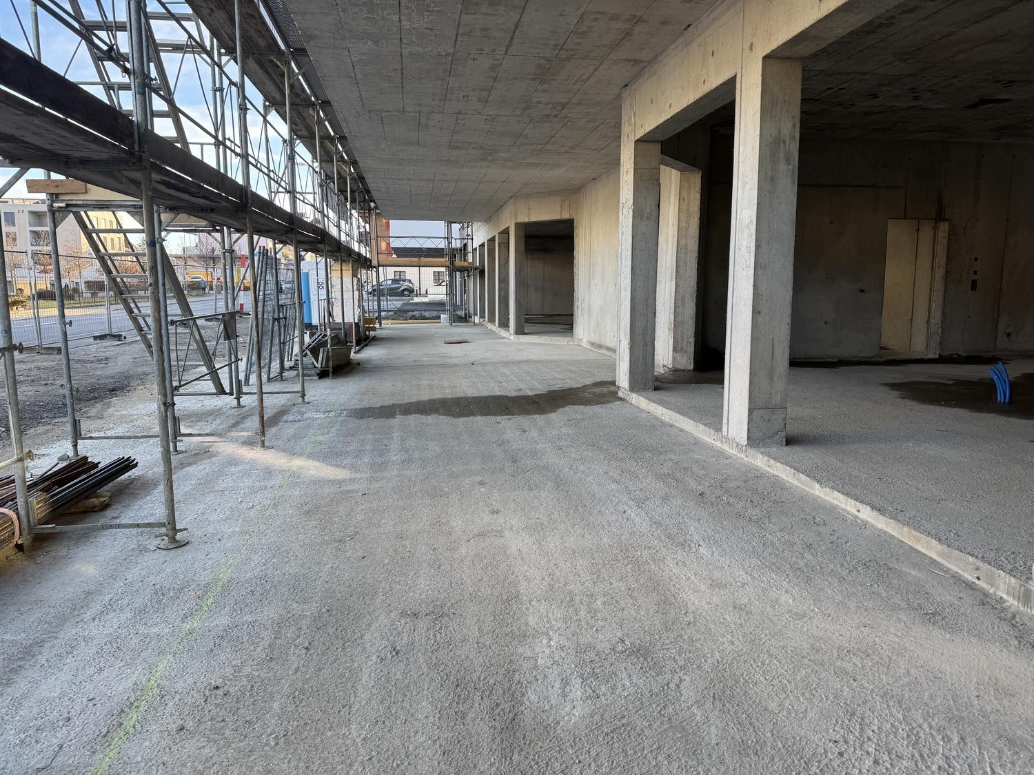 100m² commercial