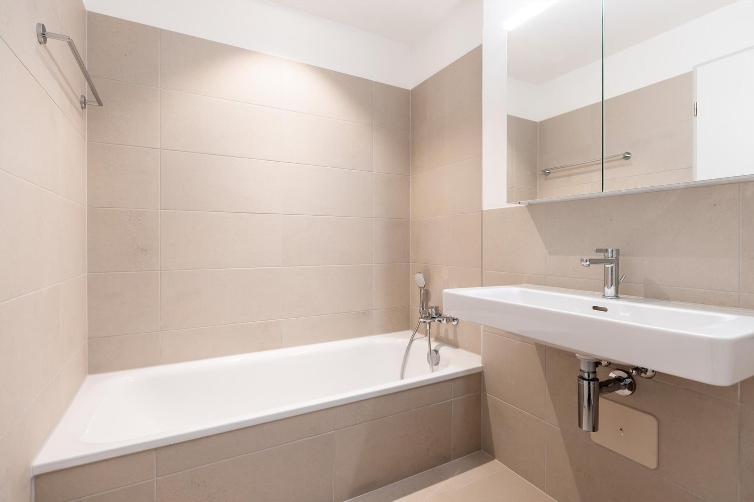 Appartamento di 4 ½ locali","description":"Moderno appartamento di 4.5 locali in un nuovo edificio - prima occupazione in posizione centrale a Neu St. Johann

In Toggenburgerstrasse 17 a Neu St. Johann, affittiamo con effetto immediato un attraente appartamento di 4.5 locali al 2° piano di un nuovo 