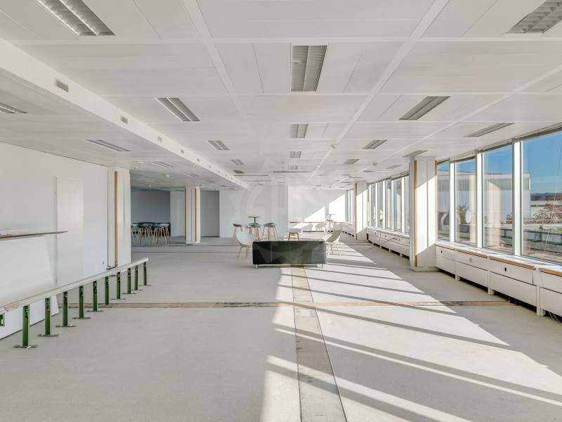 125m² office