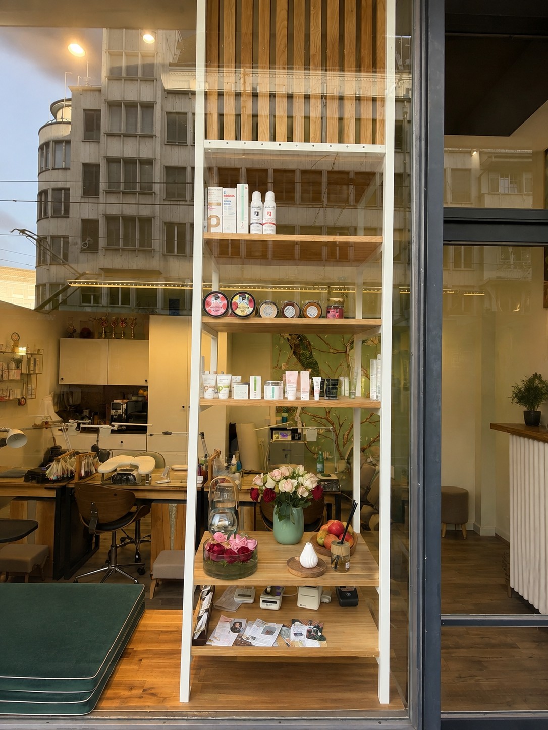 Commercial, Foto 2 von 2