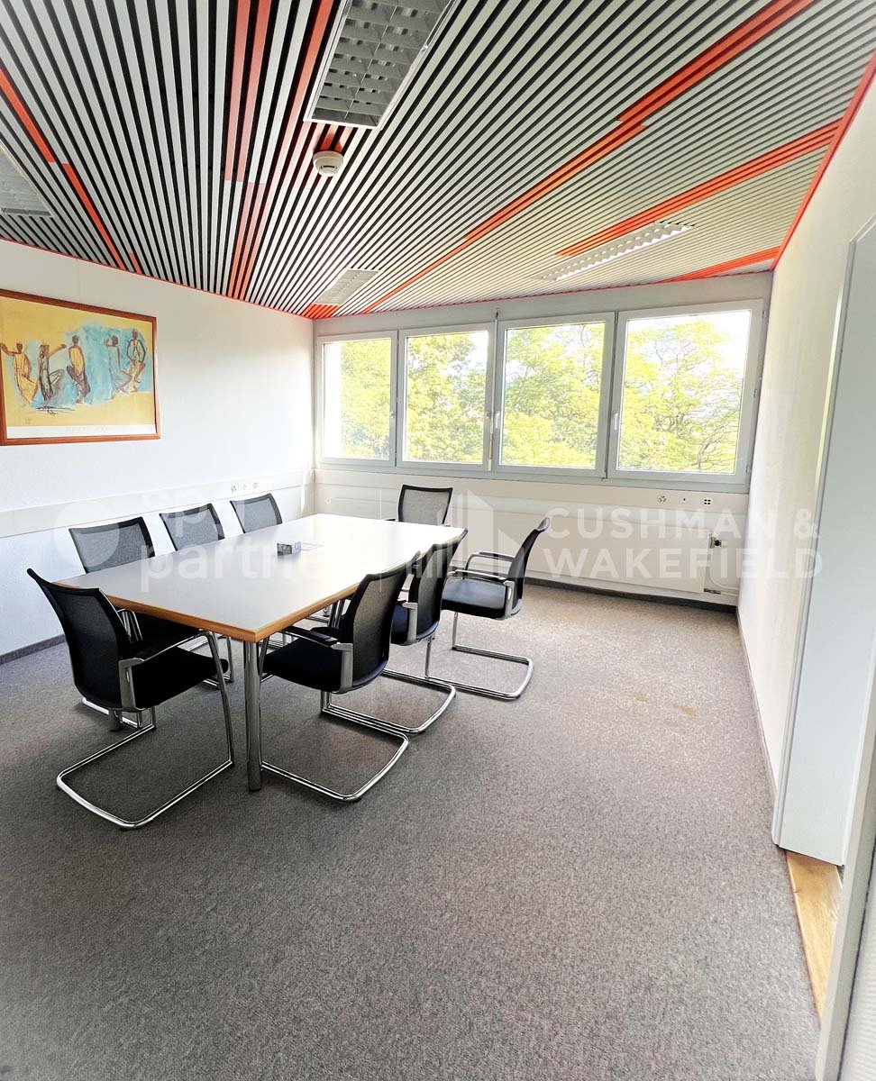 274m² office