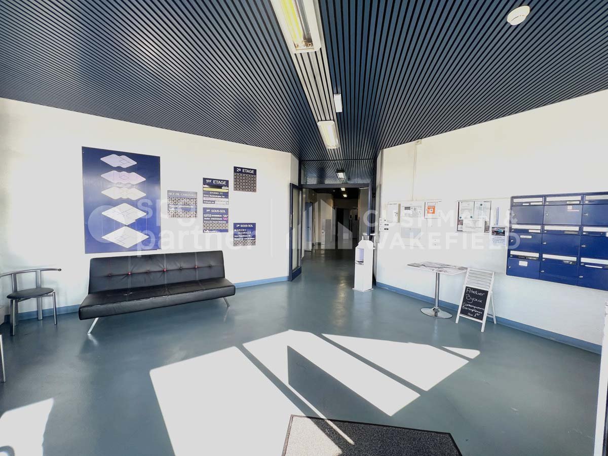 274m² office