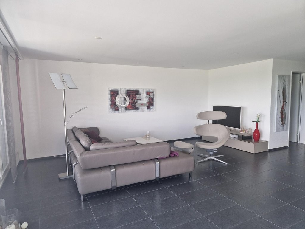 Appartamento di 4 ½ locali","description":"Sperimenti il comfort abitativo in un appartamento di 4,5 locali al 1° piano. Questo spazioso appartamento offre spazio sufficiente per una coppia senza figli o per single esigenti.   
  
Posti auto per CHF 130.00/mese completano l'offerta.   
  
Posizione 