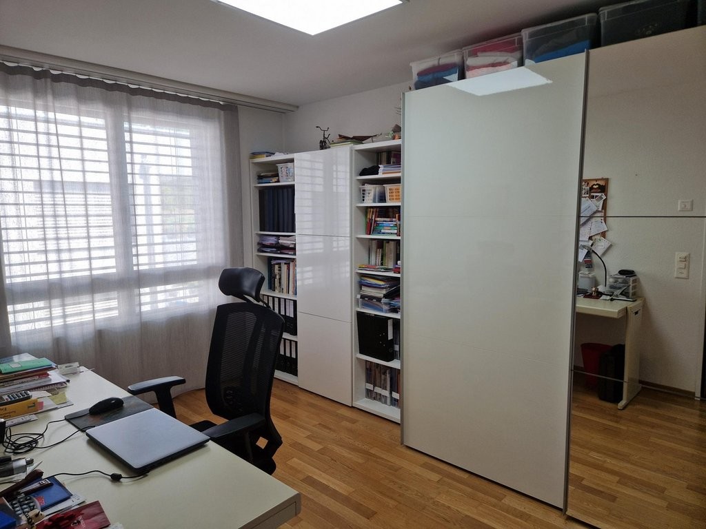 Appartamento di 4 ½ locali","description":"Sperimenti il comfort abitativo in un appartamento di 4,5 locali al 1° piano. Questo spazioso appartamento offre spazio sufficiente per una coppia senza figli o per single esigenti.   
  
Posti auto per CHF 130.00/mese completano l'offerta.   
  
Posizione 