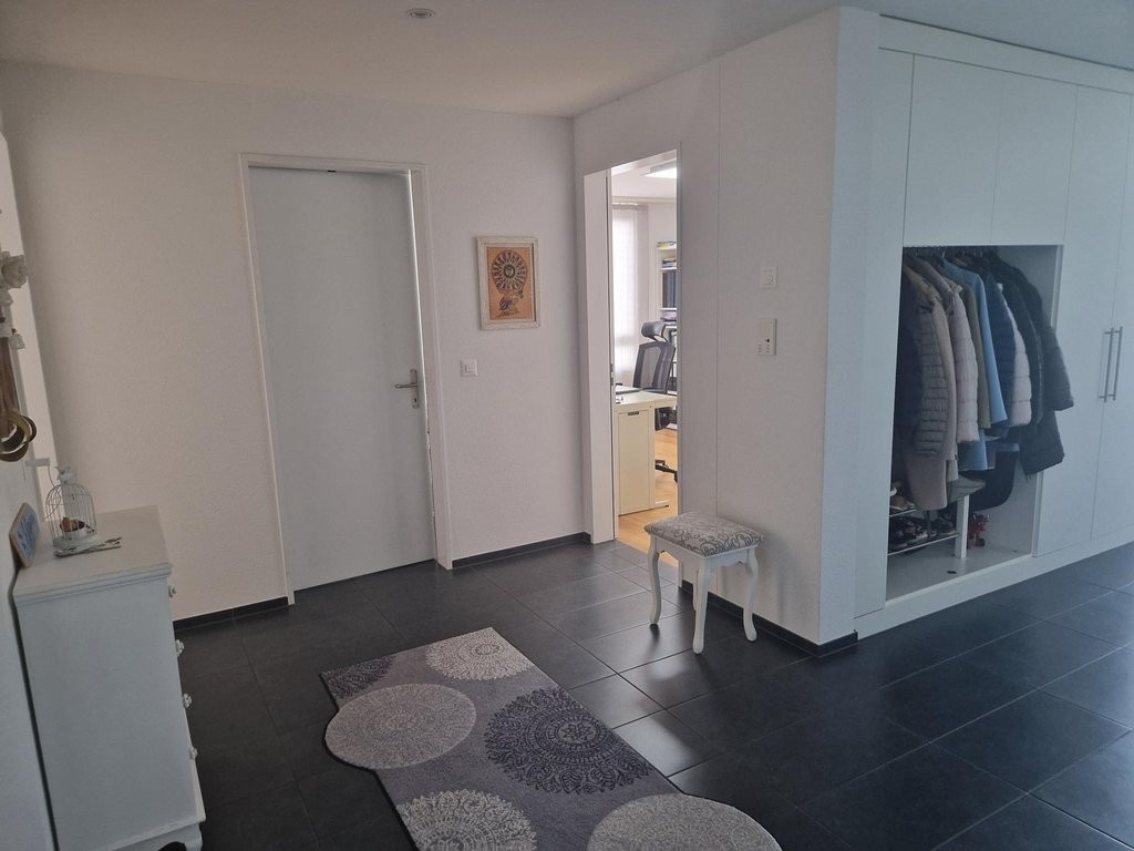 Appartamento di 4 ½ locali","description":"Sperimenti il comfort abitativo in un appartamento di 4,5 locali al 1° piano. Questo spazioso appartamento offre spazio sufficiente per una coppia senza figli o per single esigenti.   
  
Posti auto per CHF 130.00/mese completano l'offerta.   
  
Posizione 
