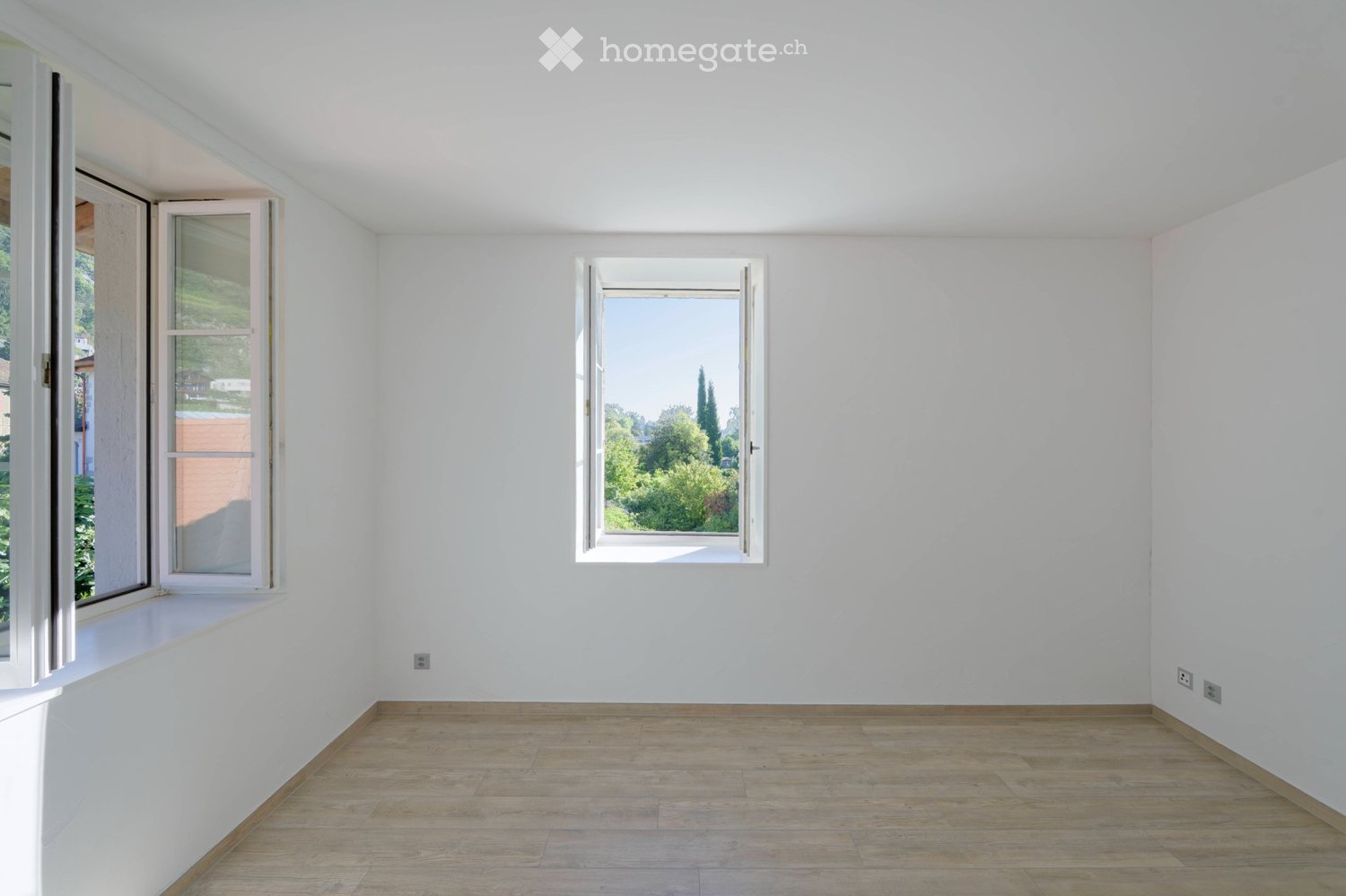4 ½ Zimmer Wohnung zu vermieten ab sofort.

Sie befindet sich im 2. Stock auf der Nordost-Seite mit Lift in einer 2020 sanierten Stockwerkeigentümergemeinschaft (PPE), mit einer peripheren Innenisolation aus Lehmbeton und Miscanthus. Die Wohnung ist vollständig gefliest und verfügt über Bodenheizung, Foto 5 von 5
