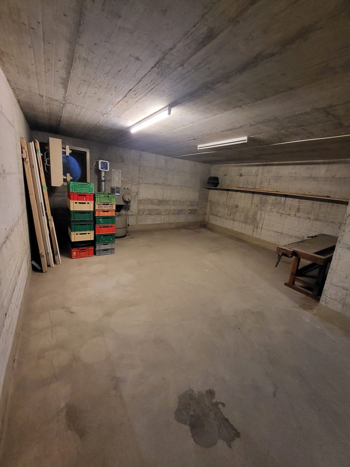 90m² commercial