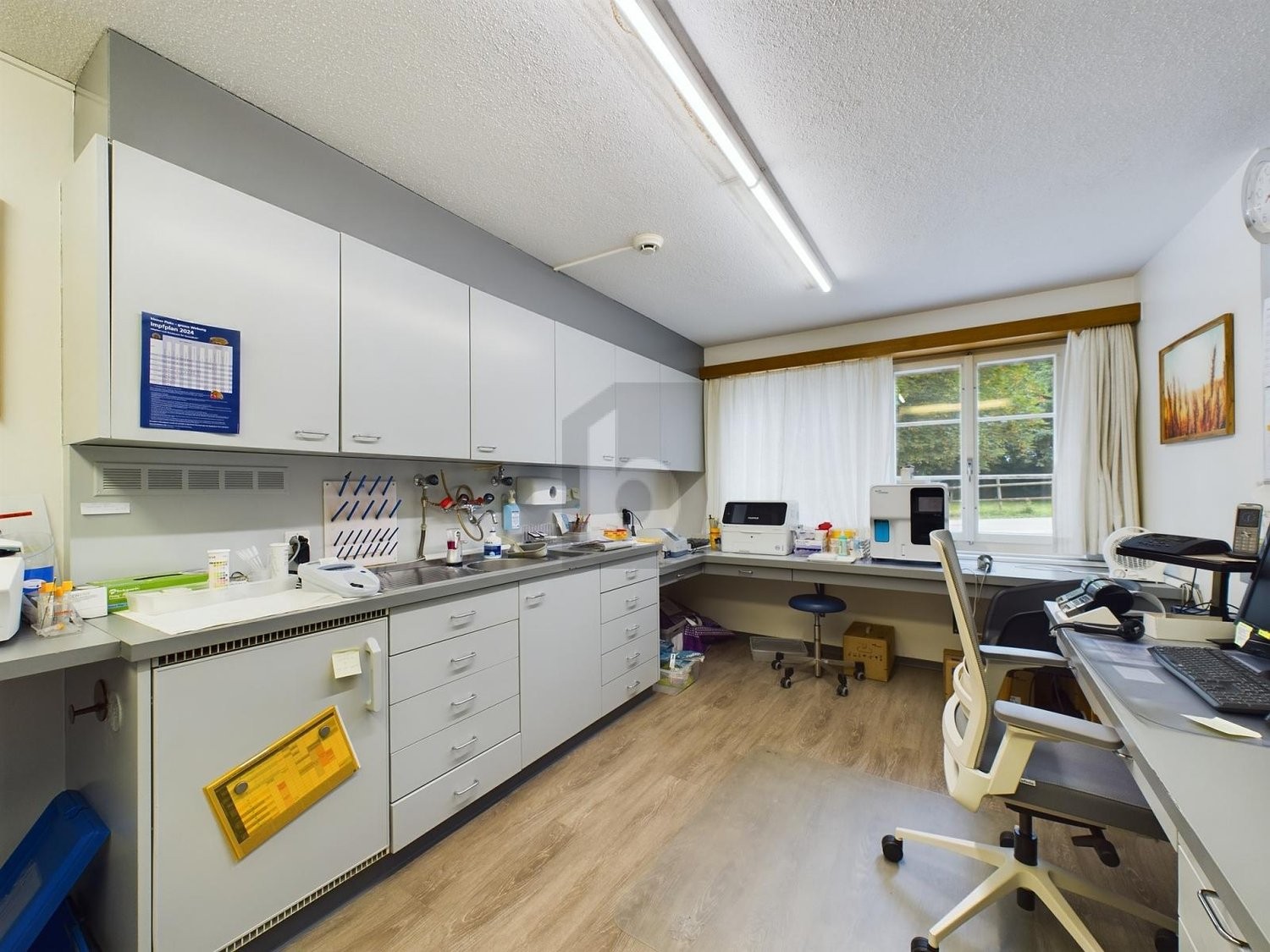 90m² office