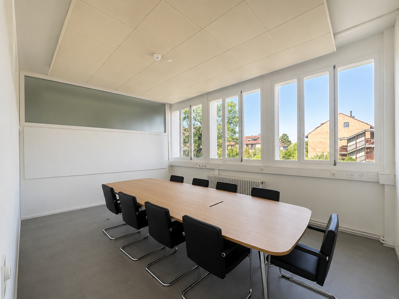340m² office