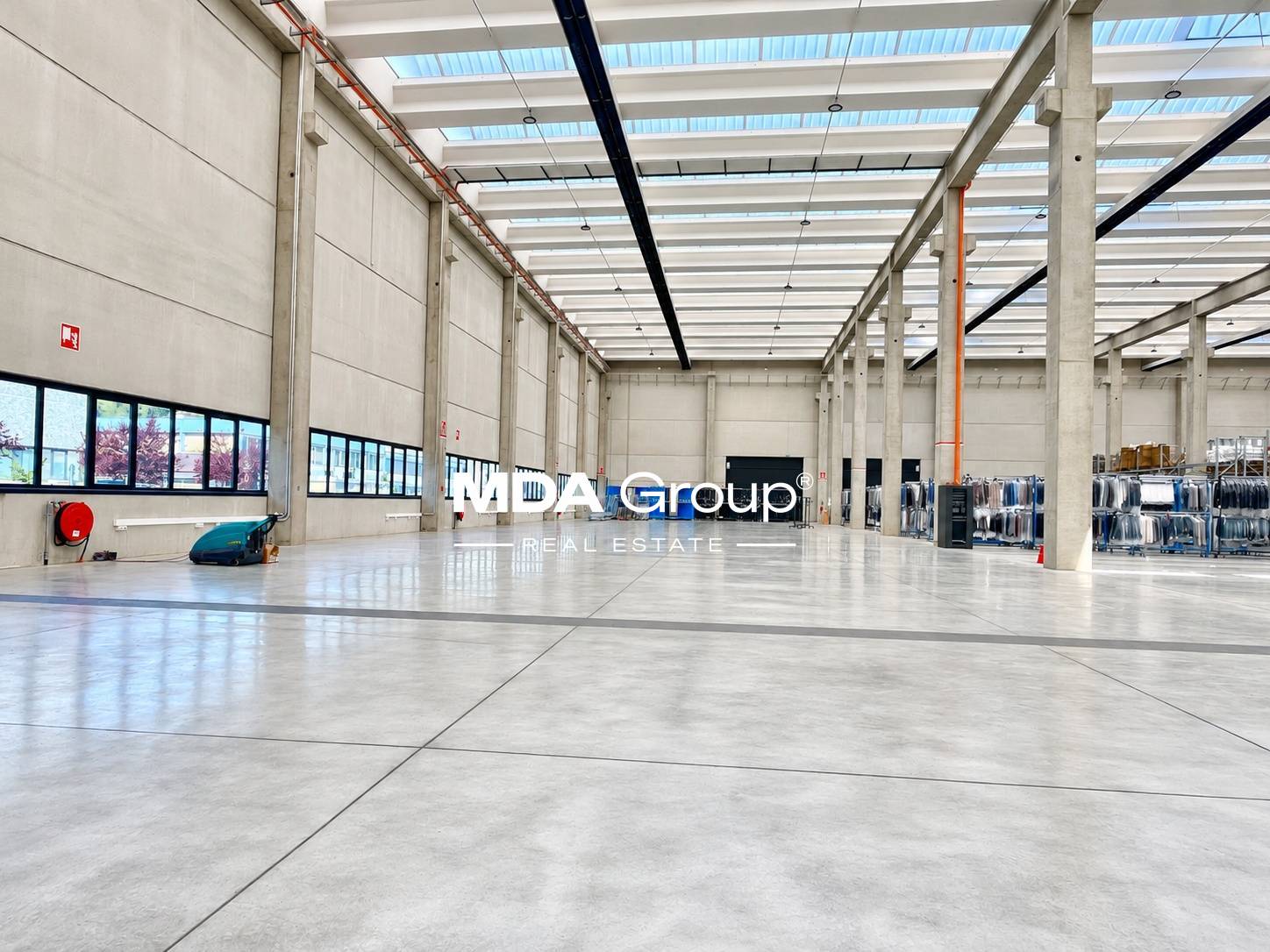 7000m² storage room