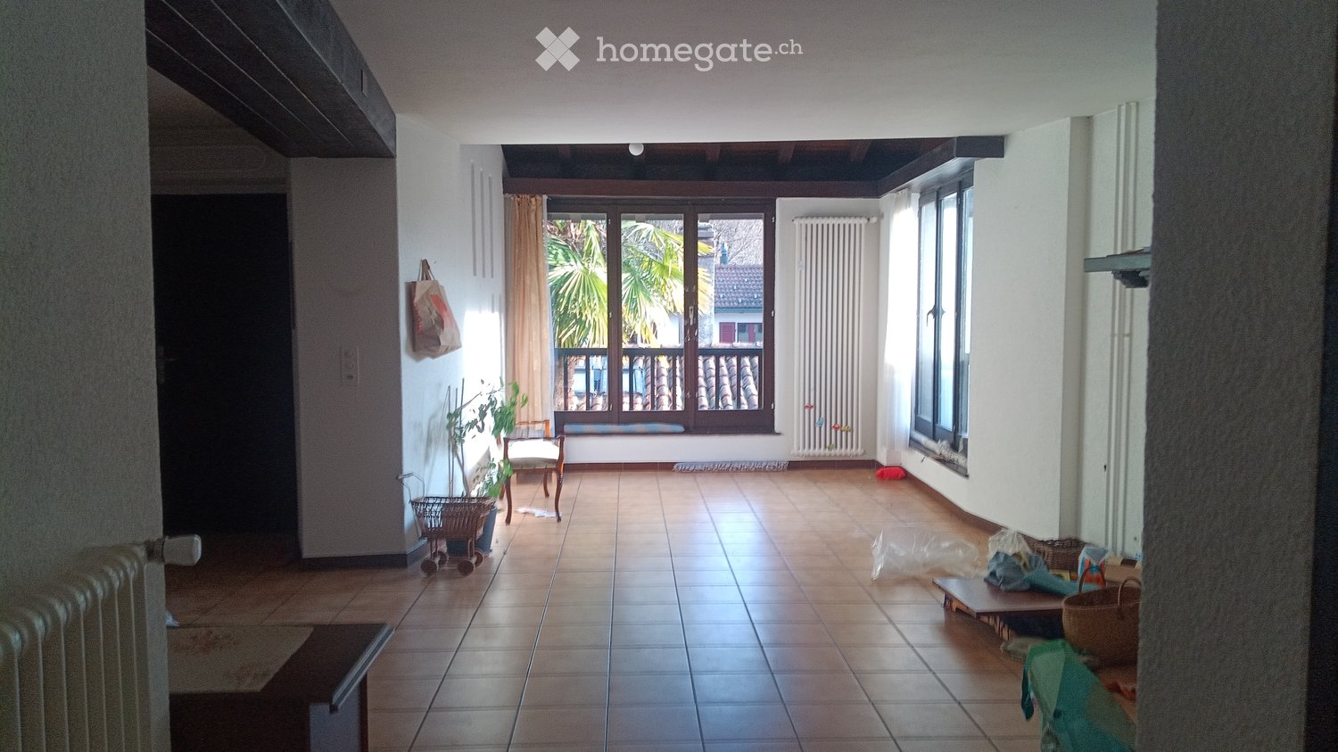 3 ½ Zimmer Wohnung

Apartment mit 2 schönen Zimmern mit schöner Aussicht auf die Berge, Waschmaschine im Badezimmer. In einem alten Dorfkernhaus, ruhige Lage mitten in der Natur. Der kommunale Parkplatz ist in der Nähe und das Auto kann vor dem Haus be- und entladen werden.

Im Keller gibt es eine z