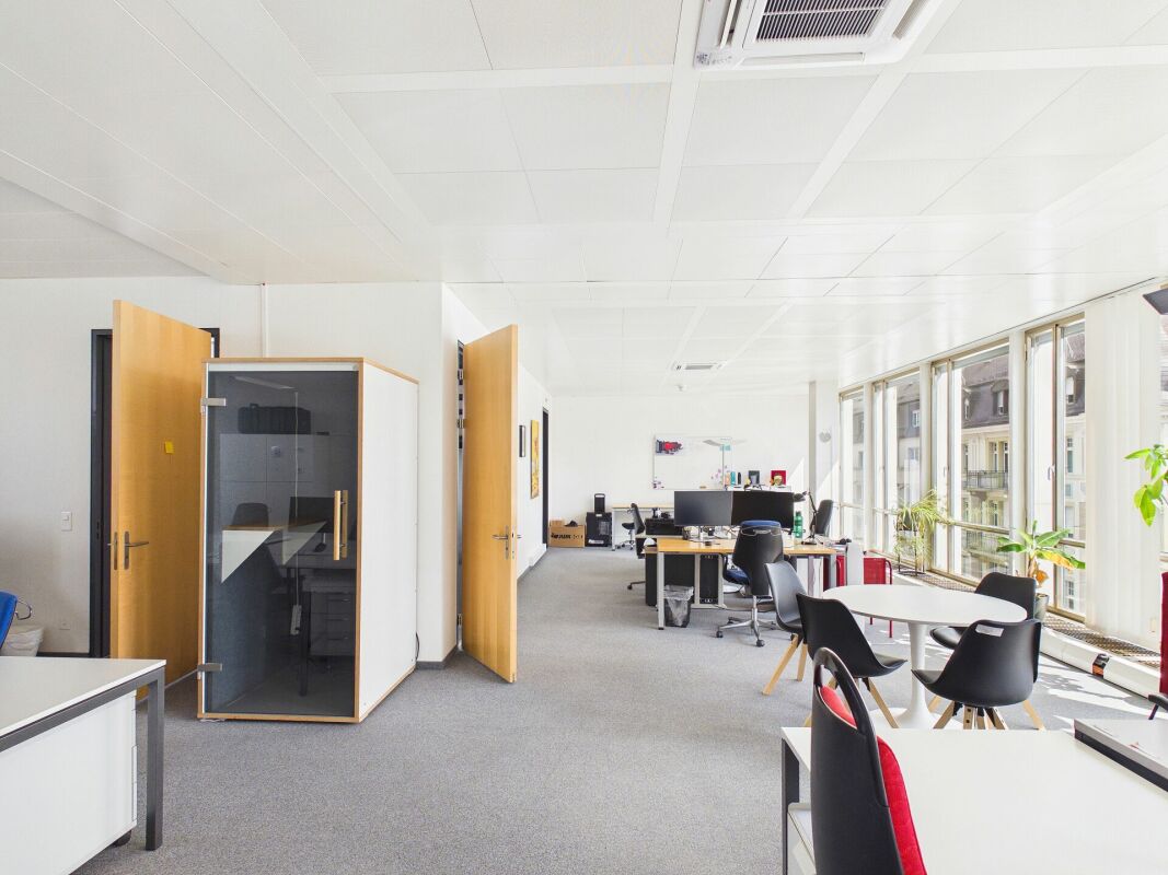 4-Zimmer-Wohnung

Gemietete Wohnung in Zürich 

Wenn Sie eine Wohnung suchen, die geräumige Büros im Herzen von OErlikon und eine gut erschlossene Adresse in Zürich vereint, verdient dieses Mietobjekt Ihre Aufmerksamkeit. Gelegen an der Ohmstrasse 11, 8050 Zürich, befindet sich diese 4.5-Zimmer-Immo, Foto 1 von 10