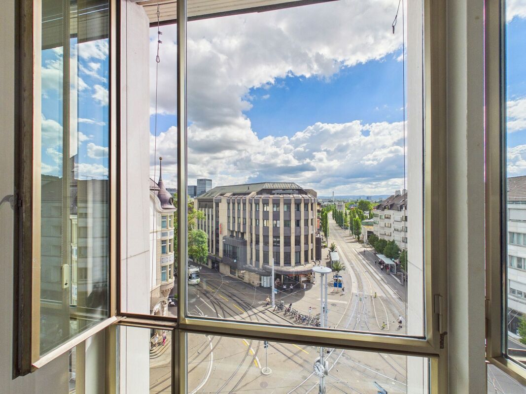 4-Zimmer-Wohnung

Gemietete Wohnung in Zürich 

Wenn Sie eine Wohnung suchen, die geräumige Büros im Herzen von OErlikon und eine gut erschlossene Adresse in Zürich vereint, verdient dieses Mietobjekt Ihre Aufmerksamkeit. Gelegen an der Ohmstrasse 11, 8050 Zürich, befindet sich diese 4.5-Zimmer-Immo, Foto 3 von 10