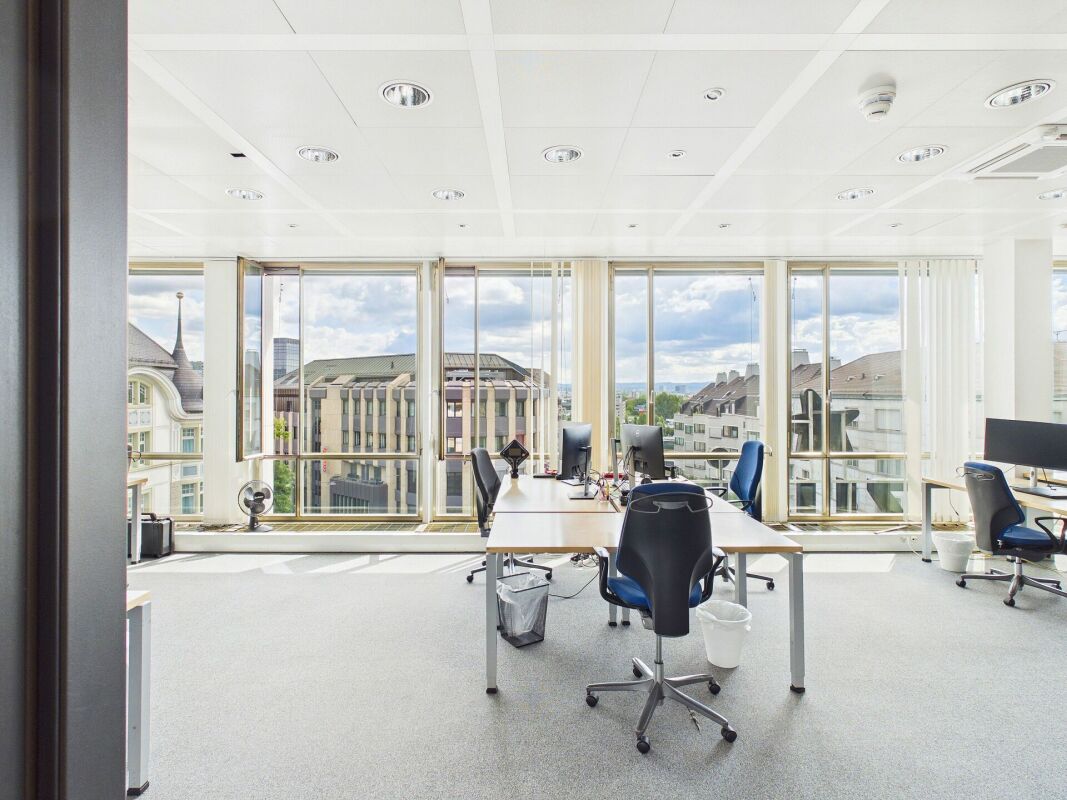 4-Zimmer-Wohnung

Gemietete Wohnung in Zürich 

Wenn Sie eine Wohnung suchen, die geräumige Büros im Herzen von OErlikon und eine gut erschlossene Adresse in Zürich vereint, verdient dieses Mietobjekt Ihre Aufmerksamkeit. Gelegen an der Ohmstrasse 11, 8050 Zürich, befindet sich diese 4.5-Zimmer-Immo, Foto 5 von 10