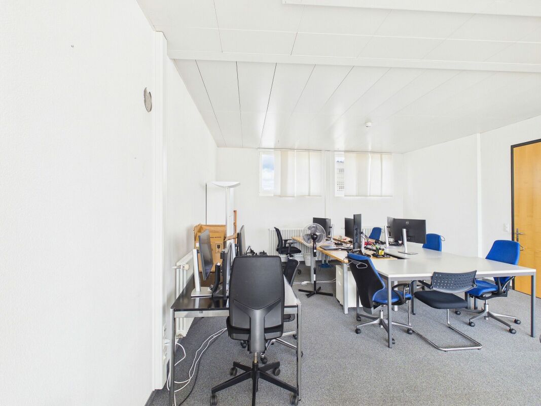 4-Zimmer-Wohnung

Gemietete Wohnung in Zürich 

Wenn Sie eine Wohnung suchen, die geräumige Büros im Herzen von OErlikon und eine gut erschlossene Adresse in Zürich vereint, verdient dieses Mietobjekt Ihre Aufmerksamkeit. Gelegen an der Ohmstrasse 11, 8050 Zürich, befindet sich diese 4.5-Zimmer-Immo, Foto 4 von 10
